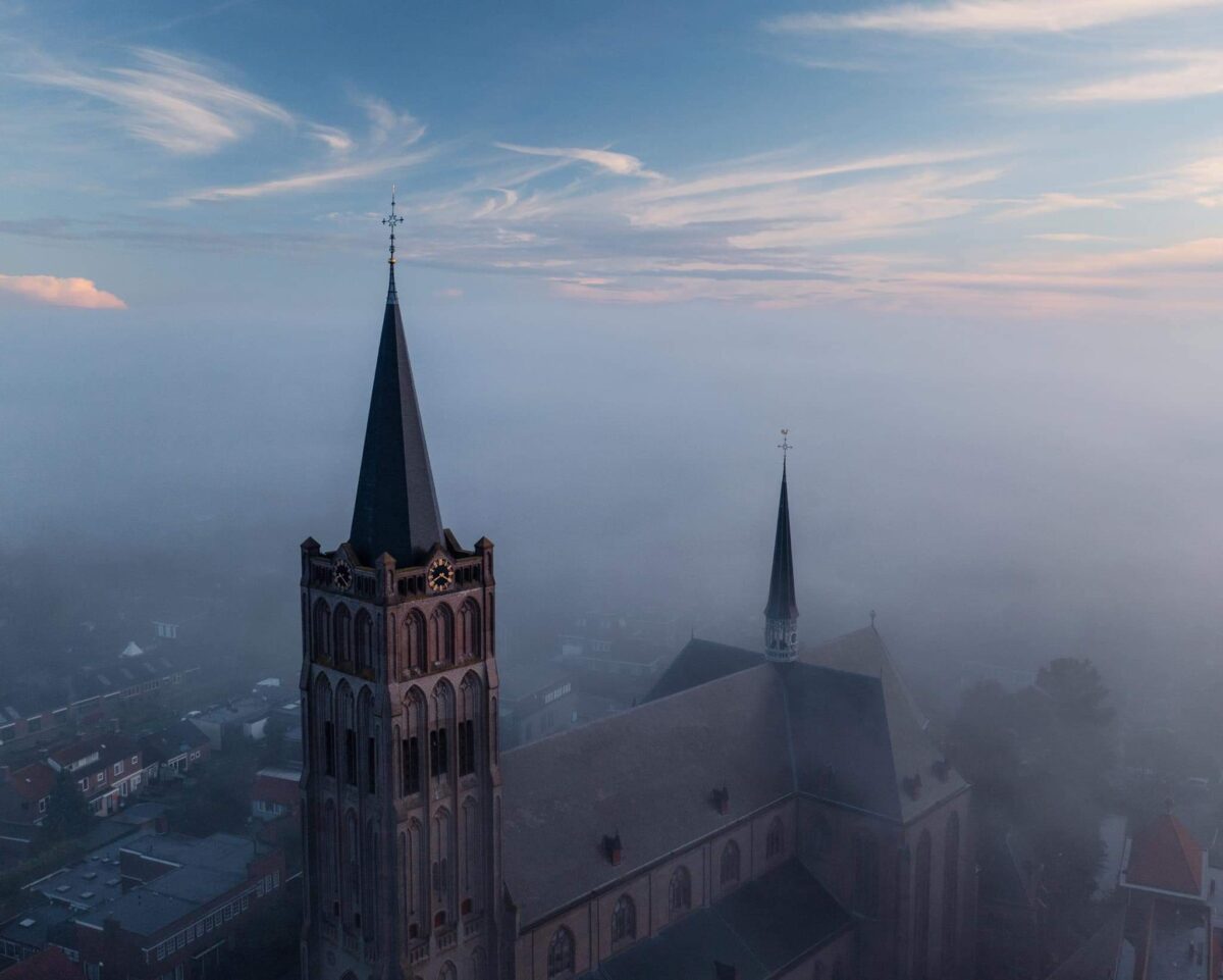 kerk in de mist